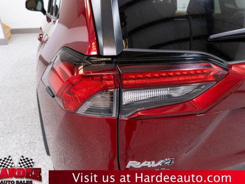 Used 2021 Toyota RAV4 XLE w/ Convenience Package FWD image 9