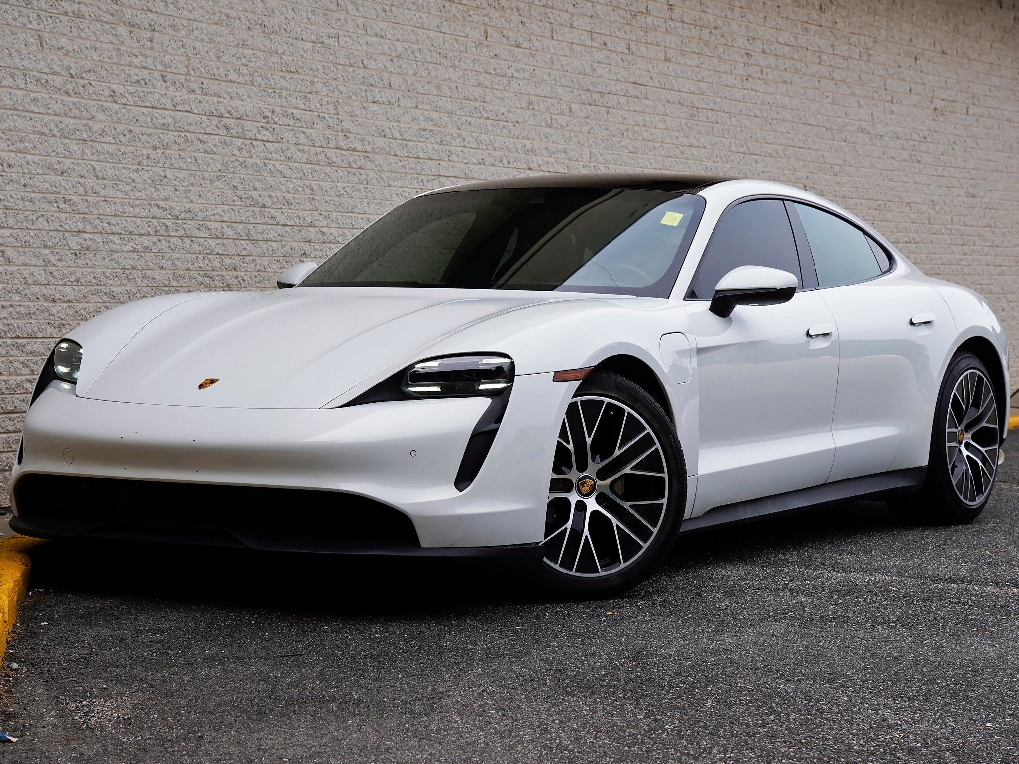 Used 2022 Porsche Taycan RWD image 2