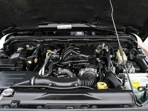 Used 2017 Jeep Wrangler Rubicon w/ Connectivity Group image 38