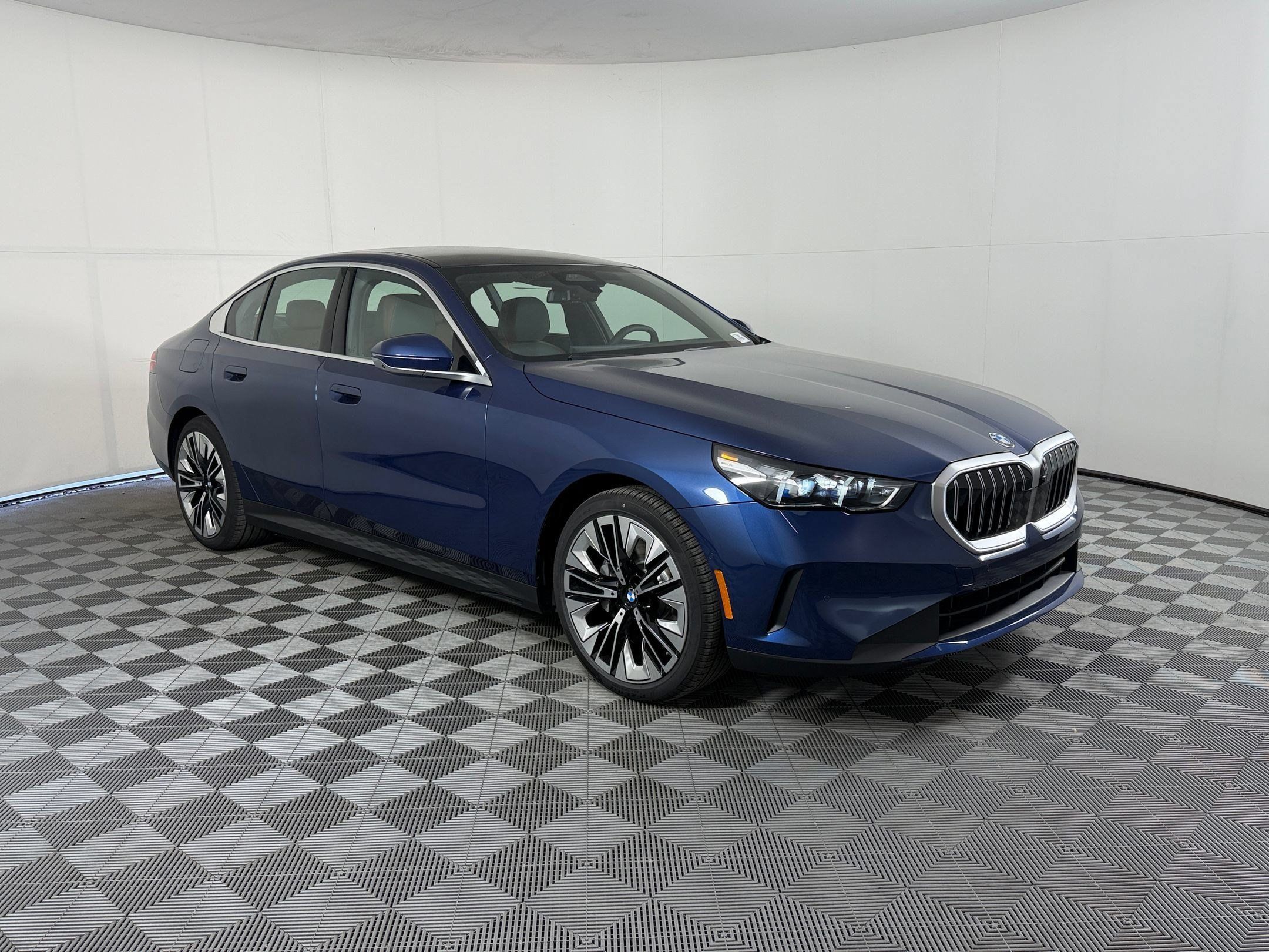 Used 2027 BMW 530i w/ Executive Package RWD image 7