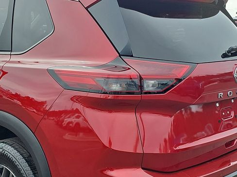 Used 2025 Nissan Rogue S image 35