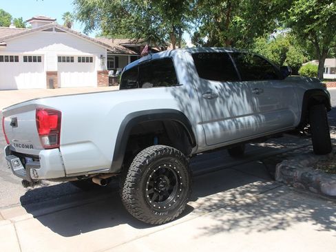 Used 2019 Toyota Tacoma TRD Off-Road AWD/4WD image 43