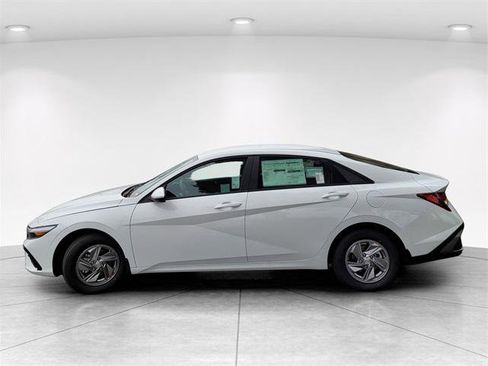 New 2026 Hyundai Elantra SE image 7