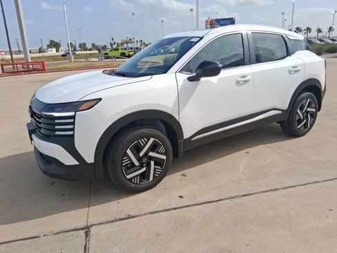 New 2026 Nissan Kicks SV w/ SV Premium Package FWD image 2