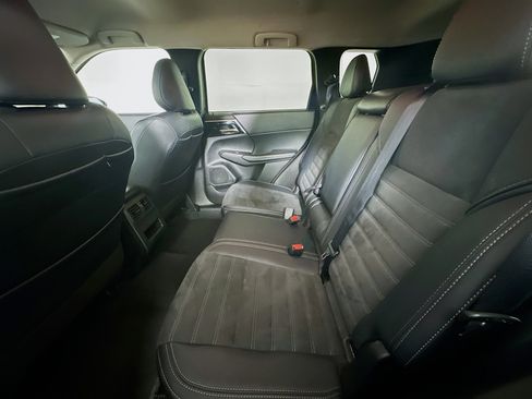 Used 2024 Mitsubishi Outlander SE image 27