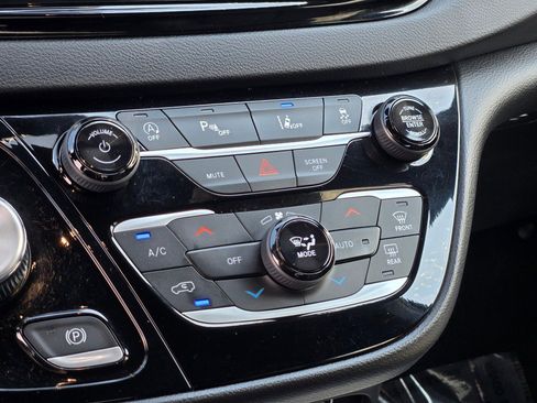 Used 2025 Chrysler Pacifica Select image 28