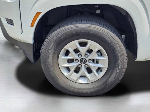 Used 2024 Nissan Frontier SV image 6