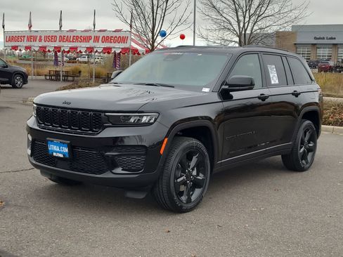 New 2025 Jeep Grand Cherokee Altitude image 1