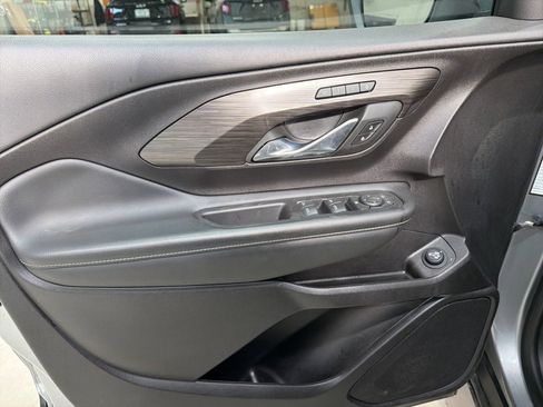 Used 2024 GMC Terrain SLT image 15