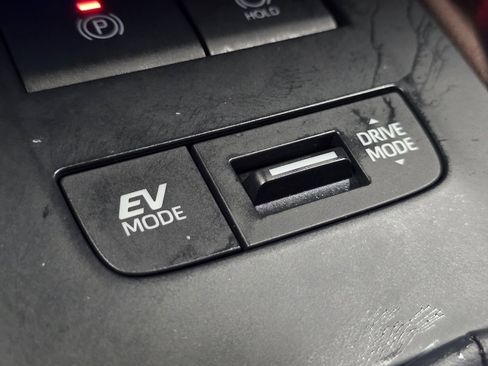 Certified 2024 Toyota Venza XLE image 6