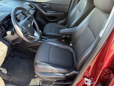 Used 2022 Chevrolet Trax LT w/ LT Convenience Package image 10