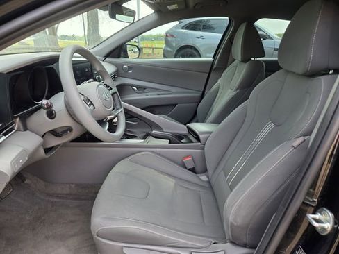 Used 2023 Hyundai Elantra SEL w/ Preferred Accessory Package image 7