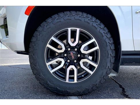 Used 2023 GMC Yukon AT4 w/ AT4 Premium Plus Package AWD/4WD image 9