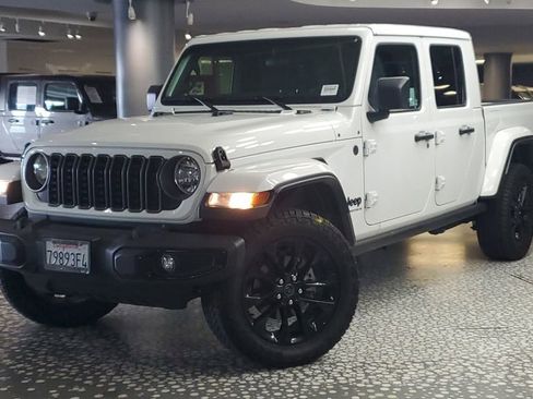 Used 2025 Jeep Gladiator Nighthawk image 32