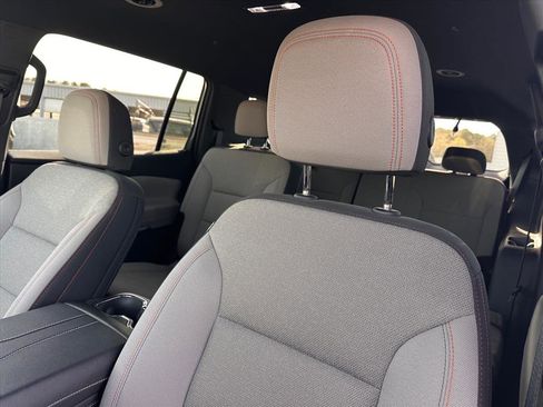 Used 2025 Chevrolet Traverse LT image 18