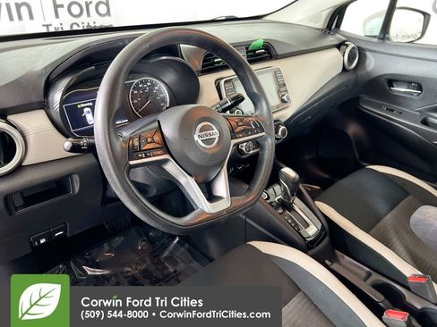 Used 2020 Nissan Versa SV image 3