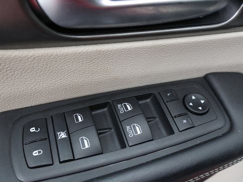 Used 2023 Chrysler Pacifica Touring-L AWD/4WD image 43