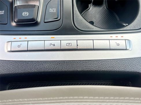 Used 2025 Kia Carnival FWD image 21
