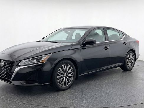 Used 2025 Nissan Altima 2.5 SV image 3