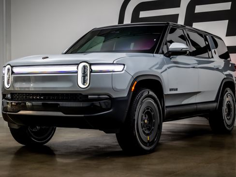 Used 2025 Rivian R1S Adventure Dual AWD/4WD image 27