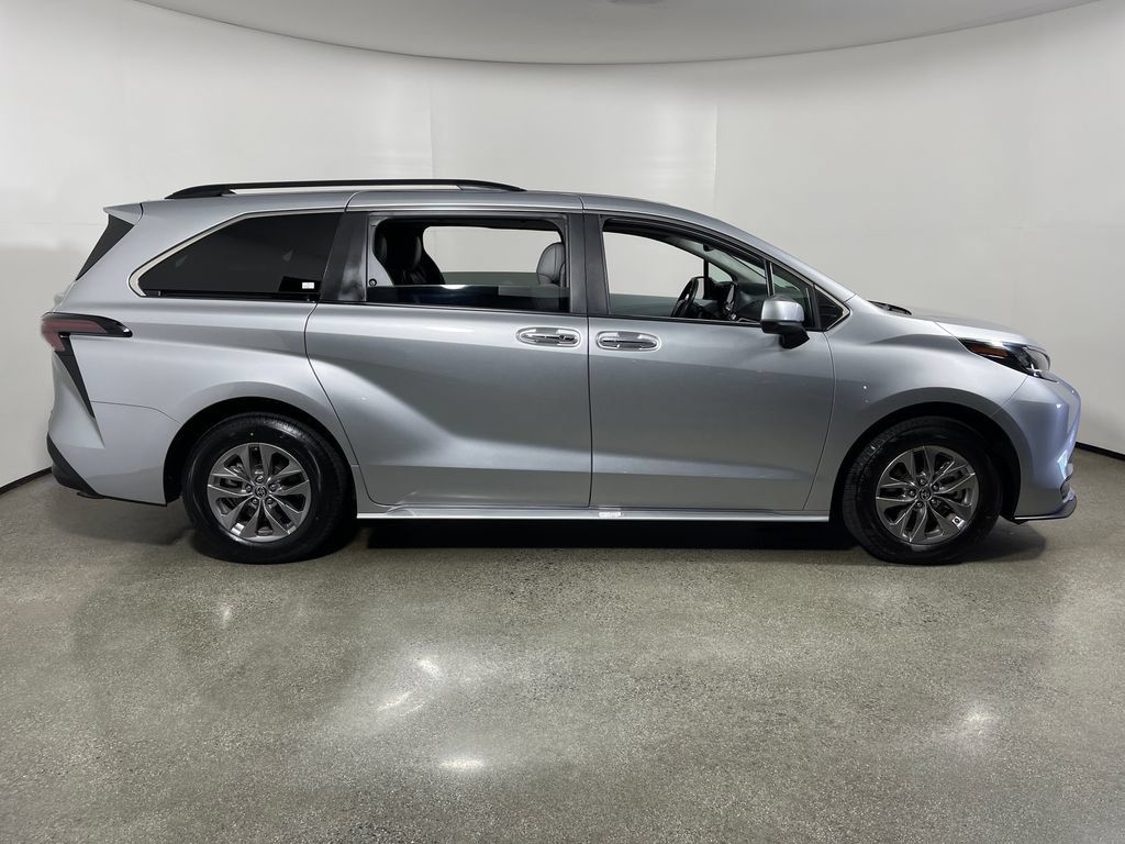 Certified 2025 Toyota Sienna XLE FWD image 2