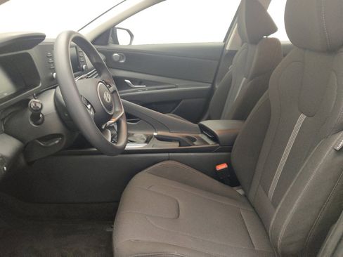 Used 2025 Hyundai Elantra SE FWD image 17