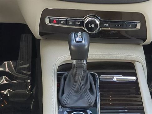 Used 2017 Volvo XC90 T6 Momentum w/ Vision Package image 19