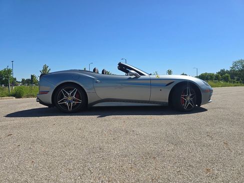 Used 2017 Ferrari California T RWD image 16