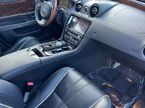 Used 2019 Jaguar XJ R-Sport image 31