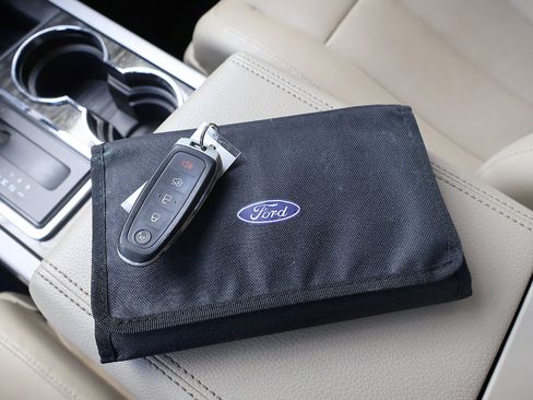 Used 2017 Ford Expedition Limited w/ Equipment Group 301A image 27