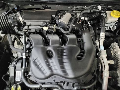 Used 2019 Jeep Cherokee Latitude Plus w/ Comfort/Convenience Group AWD/4WD image 30