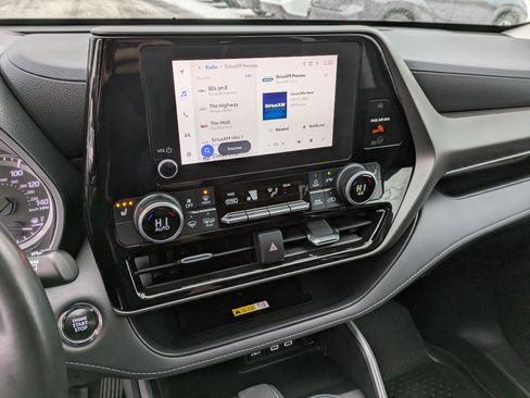 Used 2023 Toyota Highlander XLE image 11