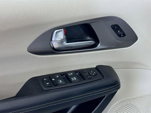 Used 2023 Chrysler Pacifica Touring-L FWD image 17