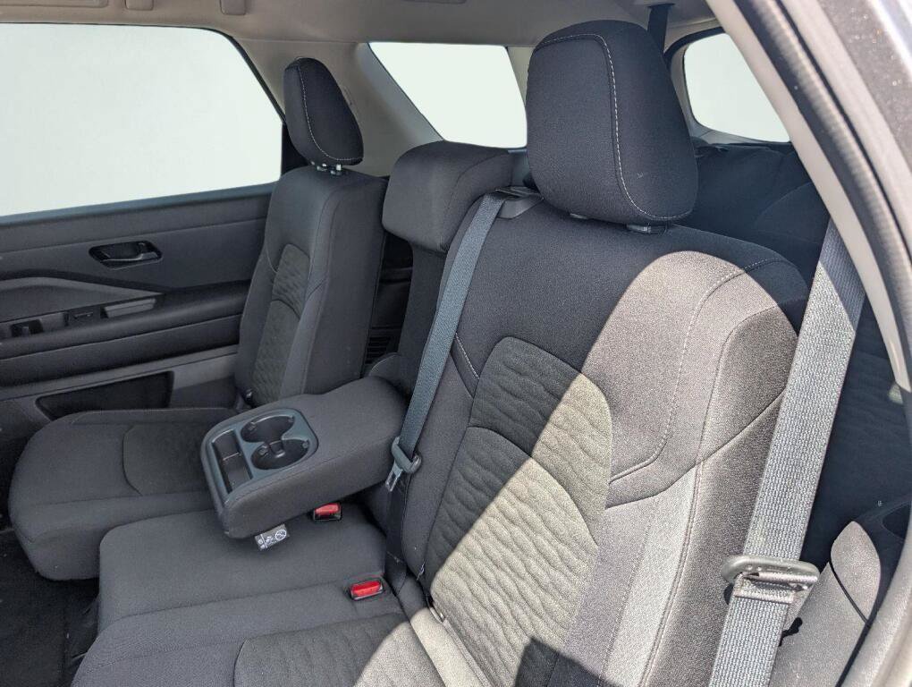 Used 2025 Nissan Pathfinder SV FWD image 17