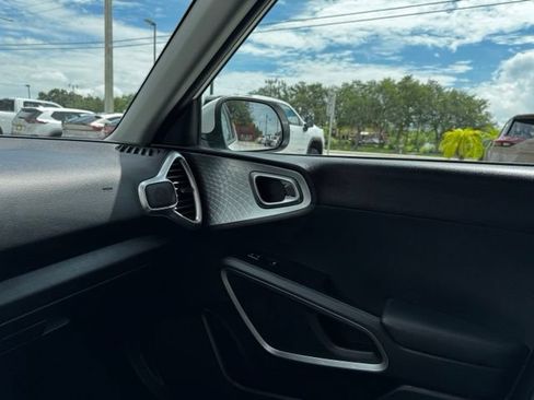 Used 2025 Kia Soul LX w/ LX Technology Package FWD image 29