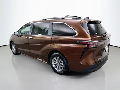 Used 2024 Toyota Sienna XLE w/ XLE Plus Package FWD image 5