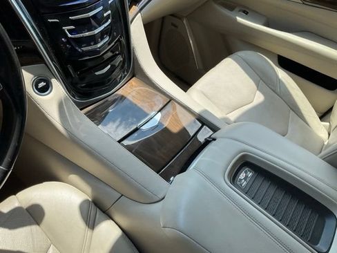 Used 2020 Cadillac Escalade ESV Premium Luxury AWD/4WD image 17