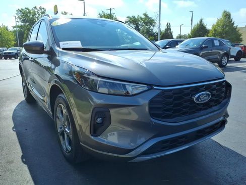 Used 2023 Ford Escape Active w/ Tech Pack #1 FWD image 3