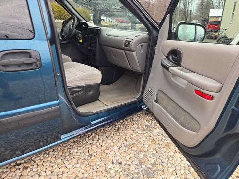 Used 2003 Chevrolet Venture LS image 17