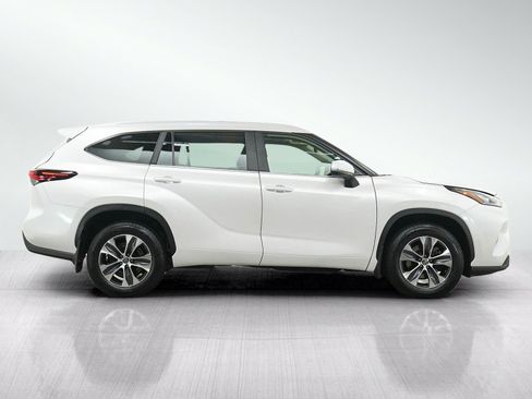 Used 2024 Toyota Highlander XLE AWD/4WD image 6