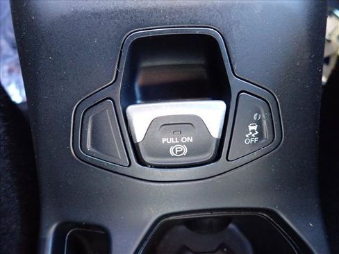 Used 2018 Jeep Renegade Latitude FWD image 16