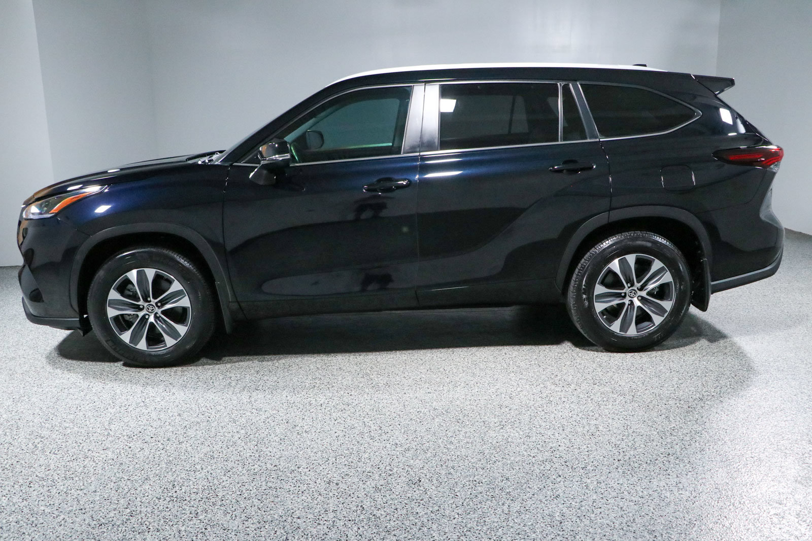 Used 2024 Toyota Highlander XLE FWD image 10