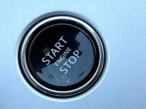 New 2026 Land Rover Range Rover Long Wheelbase SE image 36