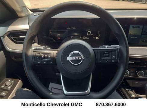 Used 2025 Nissan Kicks SV AWD/4WD image 15