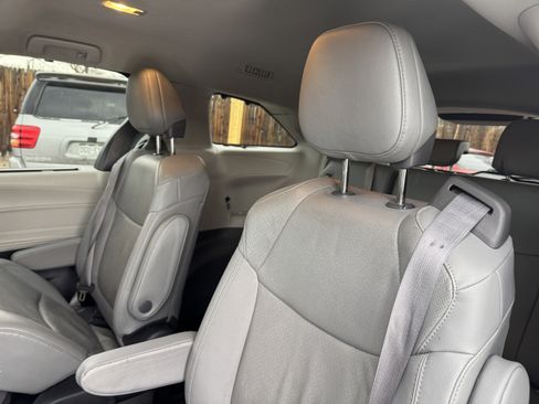 Used 2023 Toyota Sienna Limited image 16