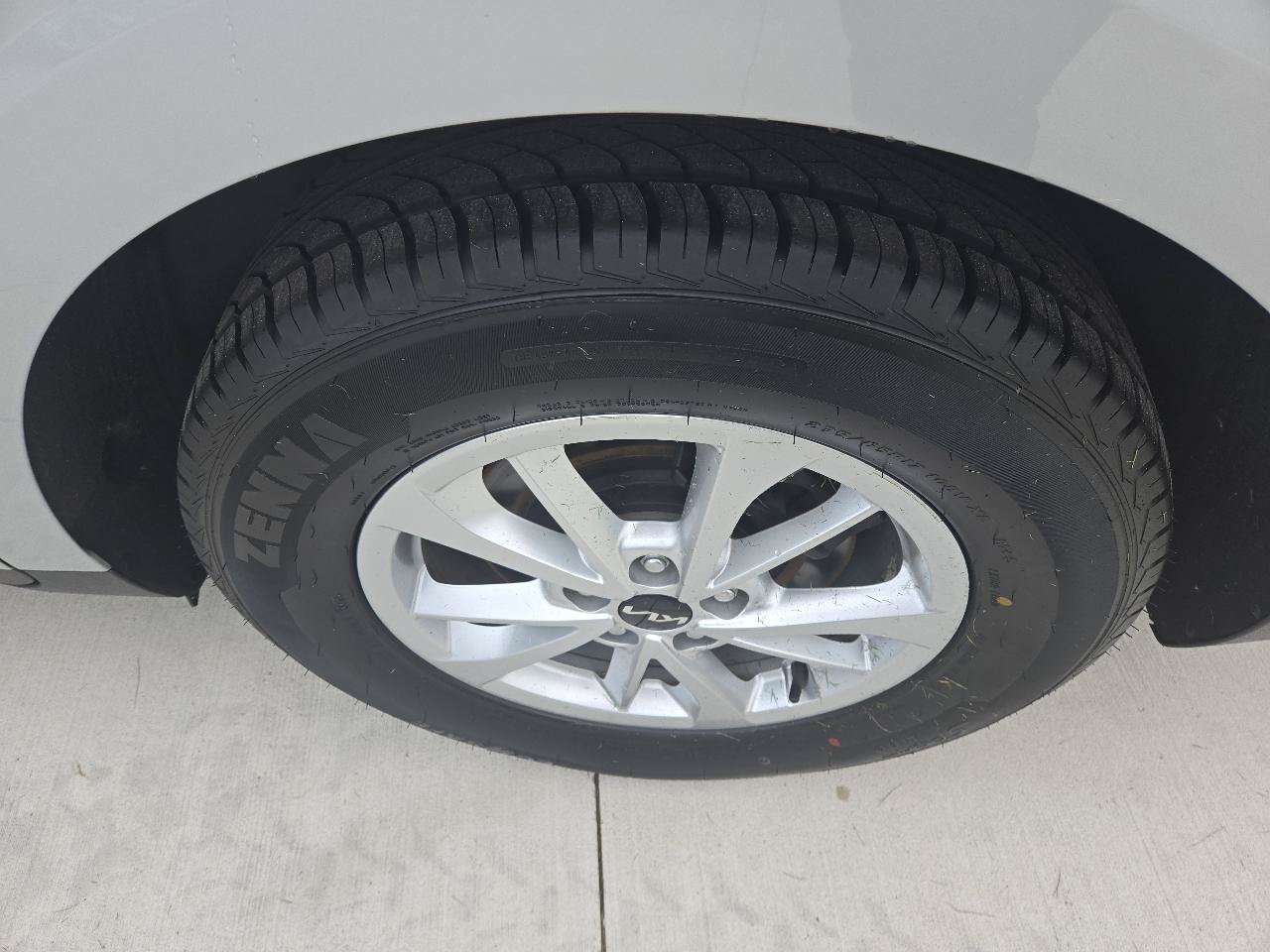Used 2022 Kia Carnival LX FWD image 7