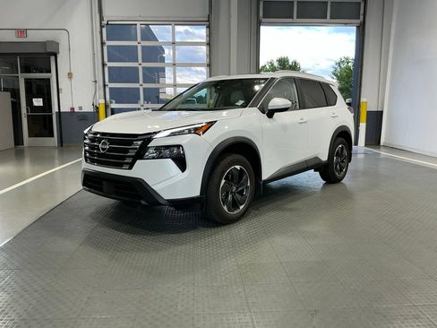 Used 2024 Nissan Rogue SV w/ SV Premium Package FWD image 2