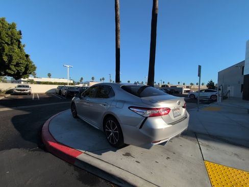 Used 2020 Toyota Camry SE image 14