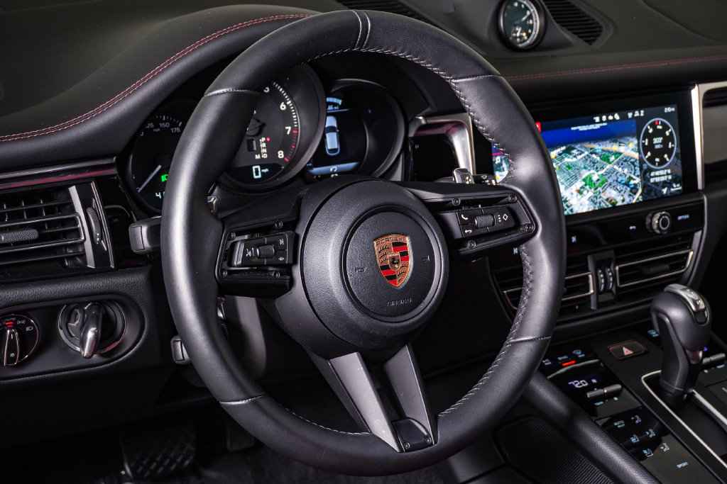Certified 2026 Porsche Macan AWD/4WD image 18