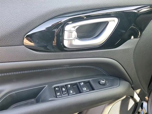 New 2026 Jeep Compass Latitude image 9